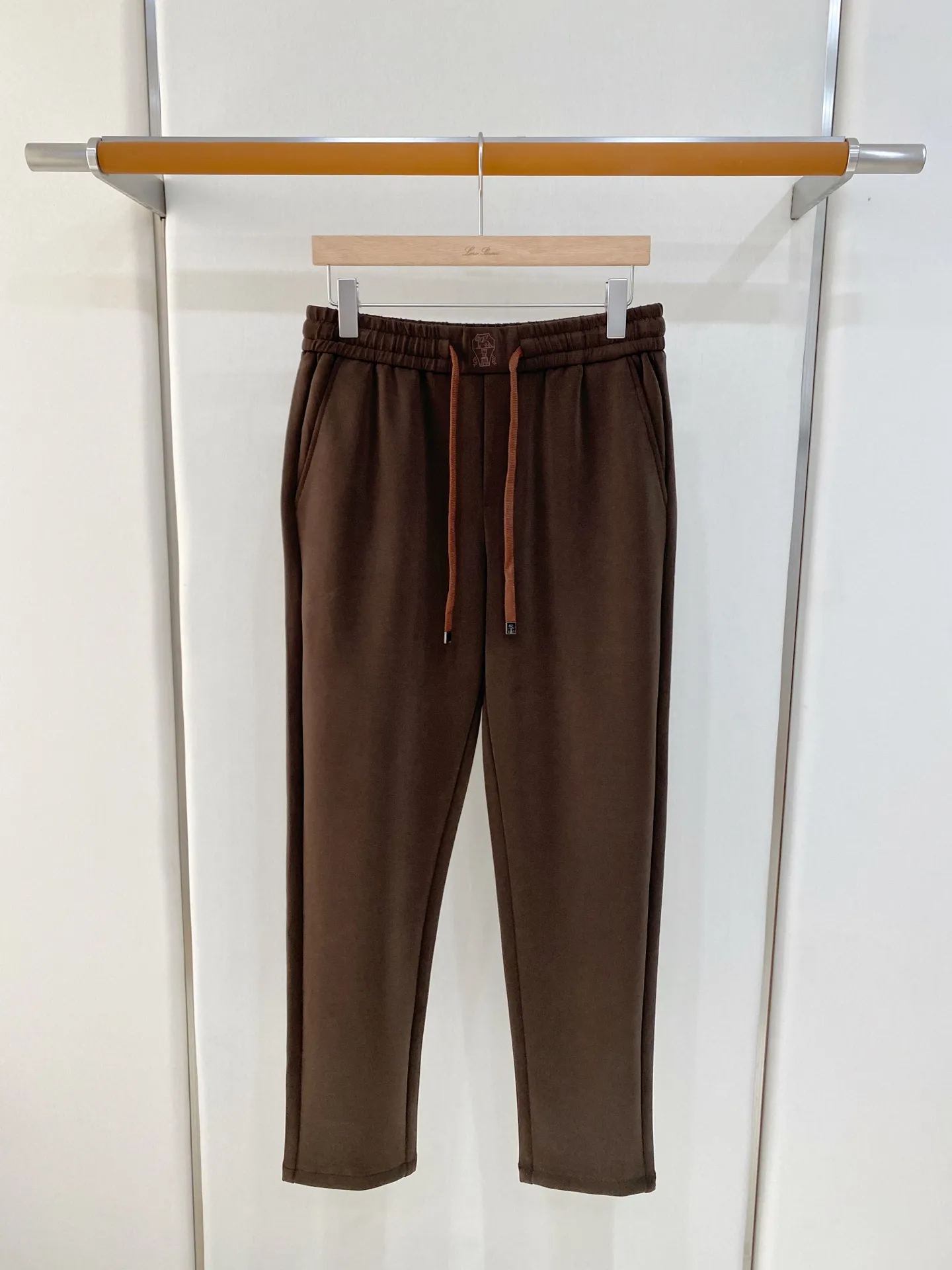 BC 2026 Autumn and Winter New Arrival fabric Fabric: High-quality sand-washed cupro silk fabric, with delicate touch, drape and wrinkle resistance, and the upper body is crisp and comfortable. Style: Straight cut with contrasting color drawstring elastic waist, simple small logo, diagonal pockets, loose fit and flattering leg shape. Color: Four colors: gray blue, coffee, navy blue, and black. The tone is calm and soft, suitable for many types of wear. Sizes:M-4XL